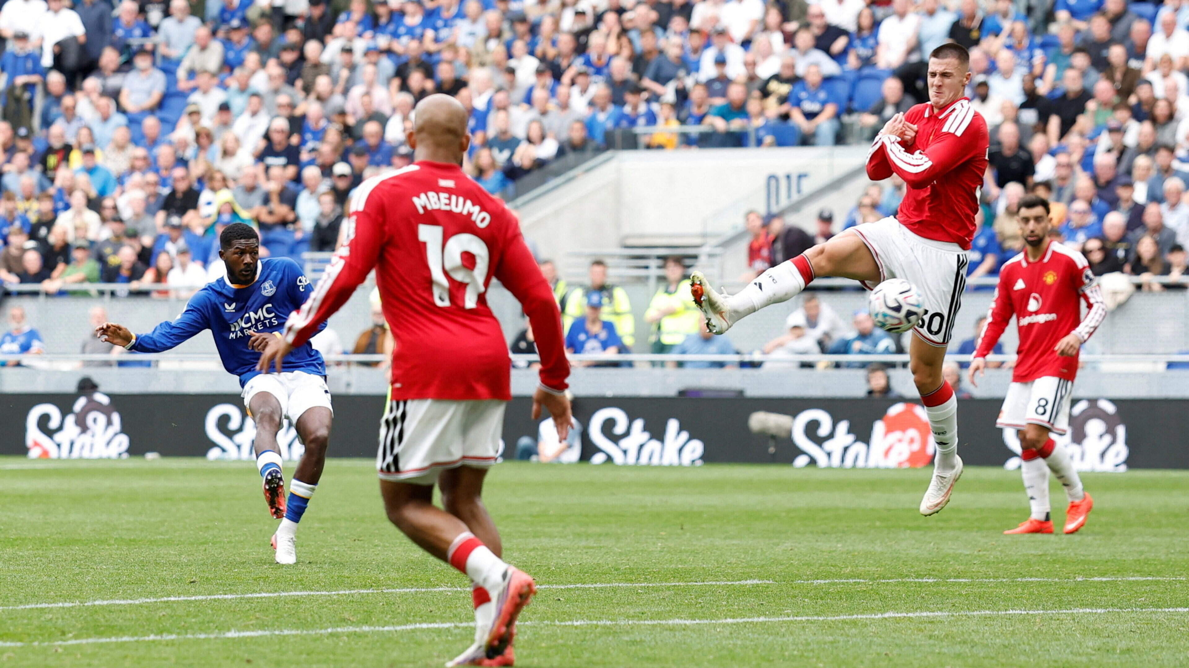Ainsley Maitland-Niles scores last-gasp equaliser for Everton against Manchester United